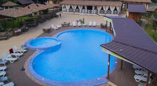 Гостиница Eco Park Hotel Шахты Номер с кроватью размера "queen-size" и видом на бассейн-16