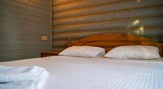 Гостиница Eco Park Hotel Шахты Улучшенный двухместный номер с 2 отдельными кроватями и видом на сад-9