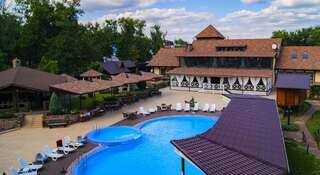 Гостиница Eco Park Hotel Шахты Номер с кроватью размера "queen-size" и видом на бассейн-17